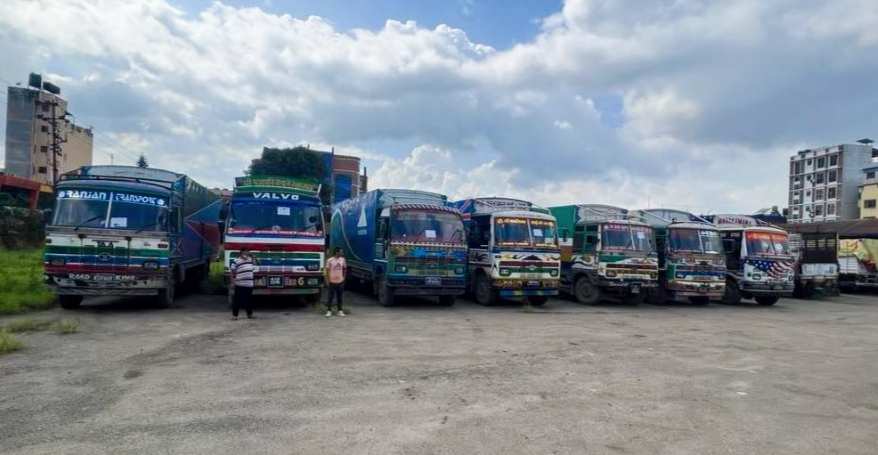 चामल बोकेका ४० वटा गाडी हुम्लामा ४ हजार क्विन्टल खाद्यान्न आइपुग्यो
