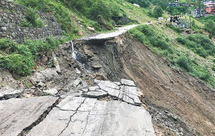 अविरल बर्षाका कारण काठमाडाैँ जाने छोटो दूरीका सबै सडक पहिरोले अवरुद्ध
