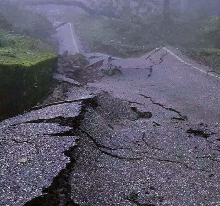 वर्षासँगै आएको पहिराेले अवरुद्ध भएकाे भीमदत्त राजमार्ग अझै सुचारू हुन सकेन
