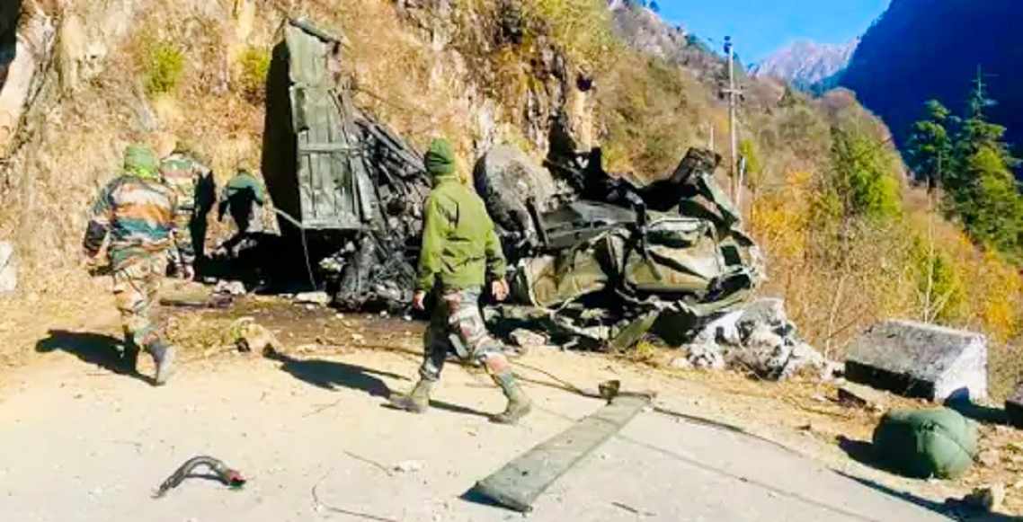 भारतीय सैनिकको गाडी दुर्घटना हुँदा ९ जना सैनिकहरुको मृत्यु