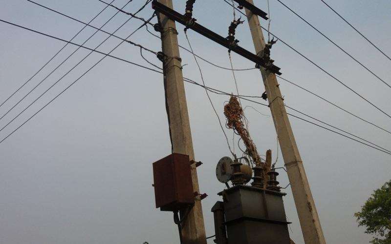 लाइनको केबुल पड्केर धनगढीमा विद्युत सेवा अबरुद्ध मर्मत कार्य जारी