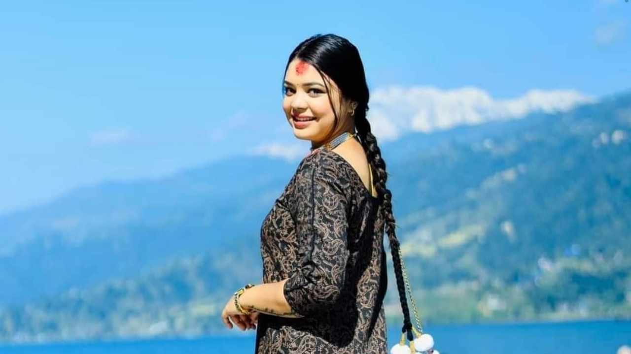 गायिका समिक्षा अधिकारीले चार फेसबुक पेजविरुद्ध दिइन् साईबर प्रहरीमा उजुरी
