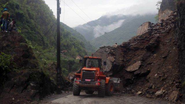 मुग्लिङमा पहिरो खस्दा मुग्लिङ-काठमाडौं सडक फेरि अवरूद्ध बाटो खोल्न समय लाग्ने