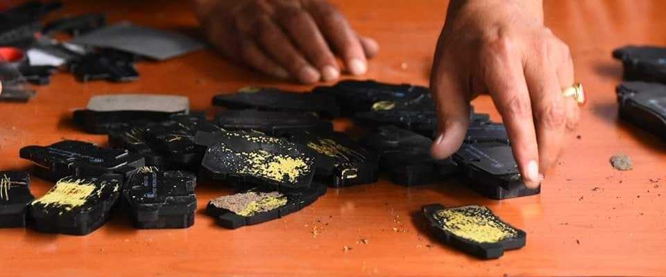 ठुलो परिणाममा बरामद भएको ‘ब्रेक शु’भित्रको सुन निकाल्न सुरु