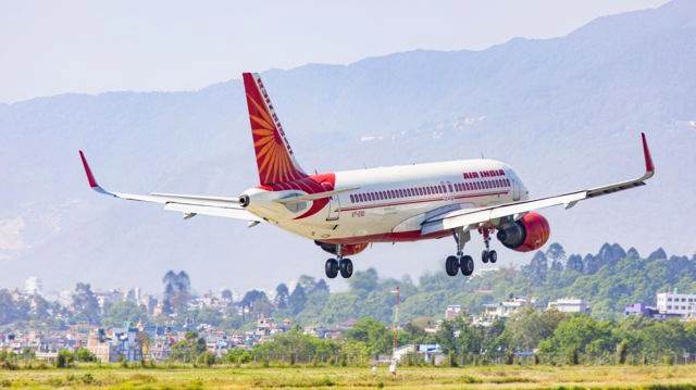 काठमाडौं विमानस्थलको रनवेमा एअर इन्डियाको जहाजको पाङ्ग्रा लक
