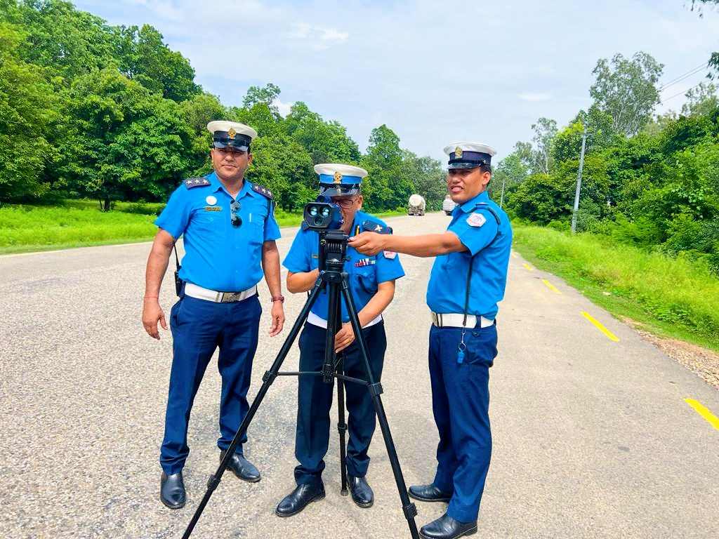 दाङ ट्राफिक प्रहरी दुर्घटना रोक्न पूर्वपश्चिम राजमार्गमा आकस्मिक राडरगणसहित चेकजाँच