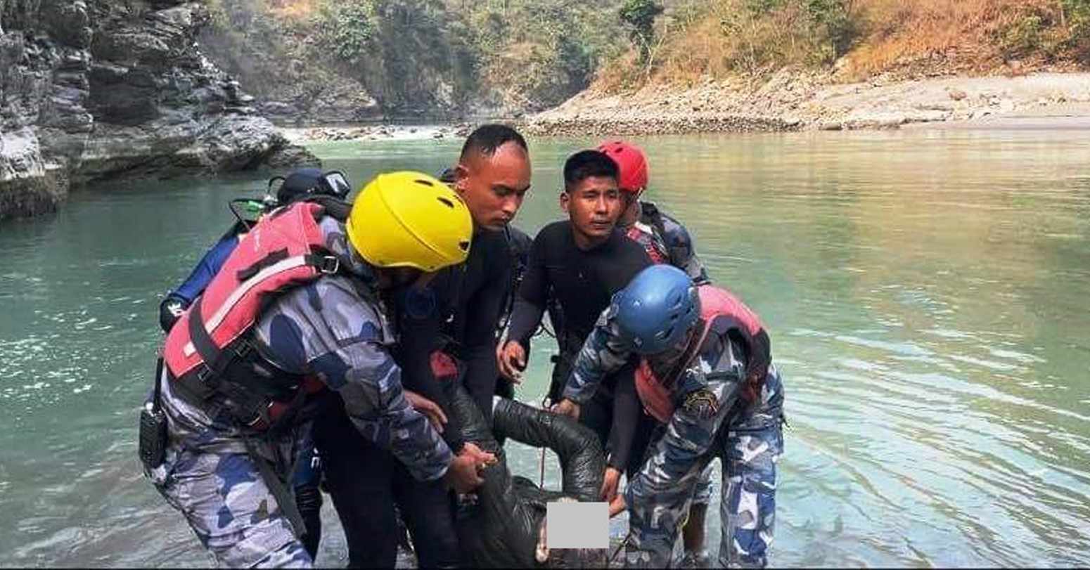 त्रिशूली नदीमा हामफालेका युवकको प्रहरीद्वारा नदीबाट जिवितै उद्धार