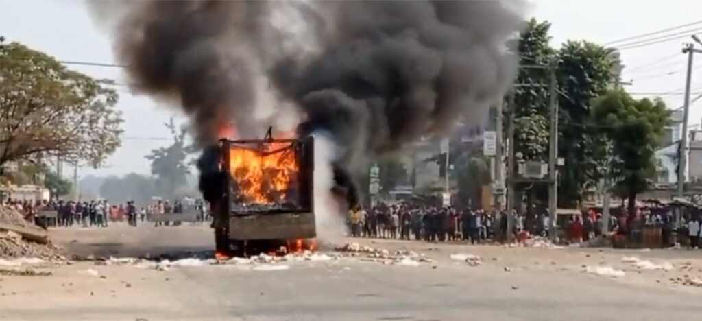 रौतहटमा ट्रकको ठक्करबाट एक जनाको मृतकका आफन्त र स्थानीयहरुले ट्रकमा आगो लगाए