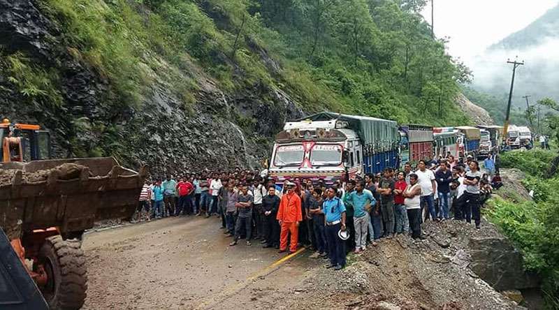 लगातारको वर्षा कारण सुदूरपश्चिमका ७ पहाडी जिल्ला जोड्ने भीमदत्त राजमार्ग अवरुद्ध