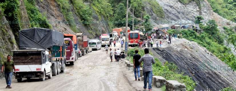 नारायणगढ-मुग्लिन सडकखण्डमा पहिरो खसेसँगै सडक अवरुद्ध