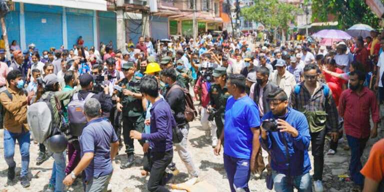 डोजरसहित गएका काठमाडौं महानगर प्रहरी र कपनका स्थानीयबीच झडप