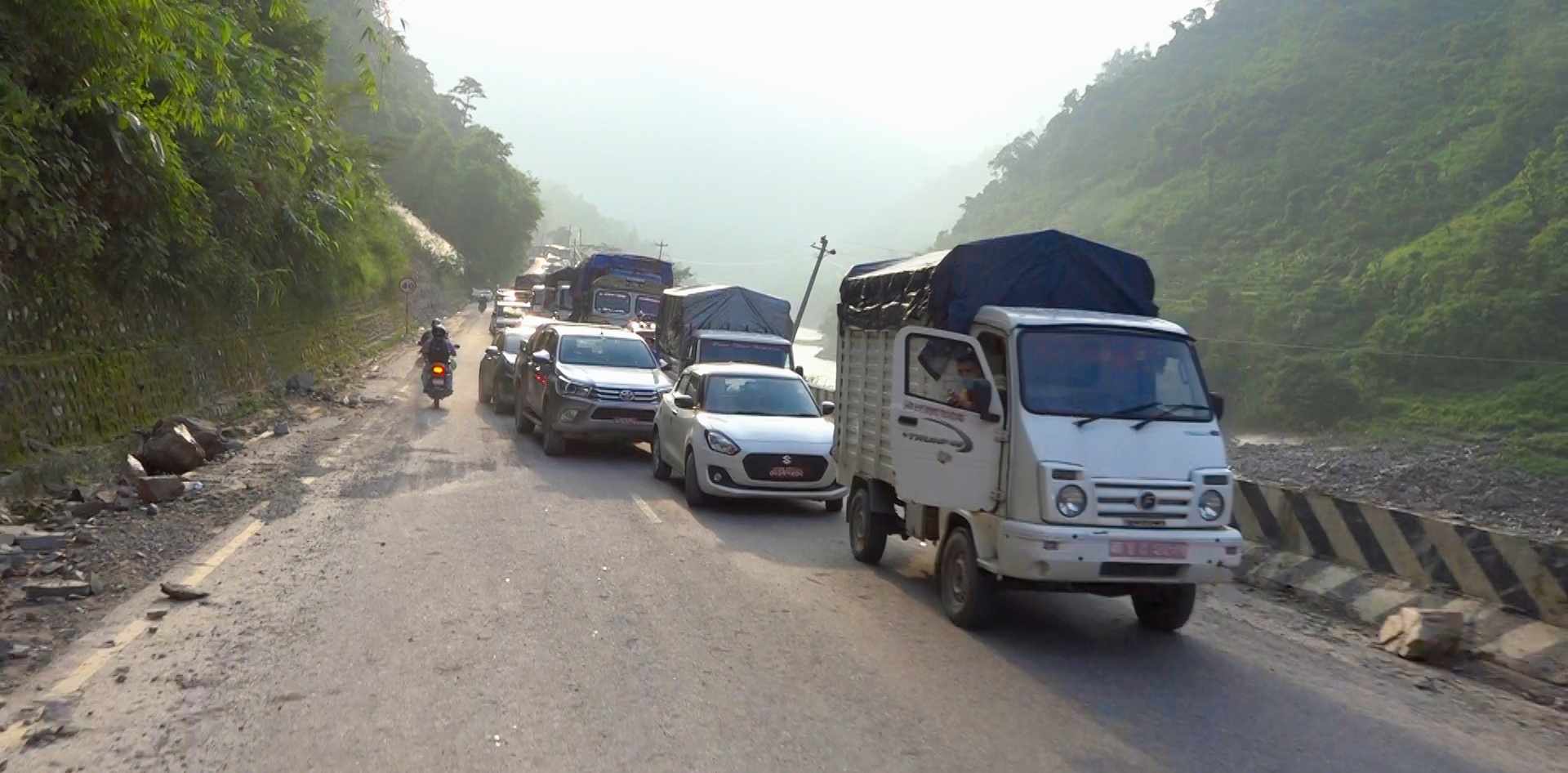 पहिरोको कारण अवरुद्ध नारायणगढ मुग्लिन सडक दुईतर्फी सञ्चालनमा