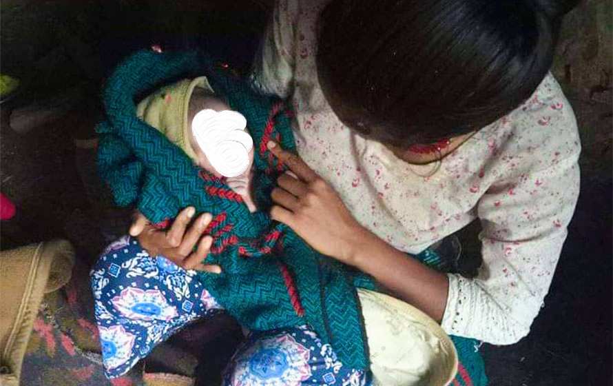 झाडीमा फेला परेको शिशुको उद्धार