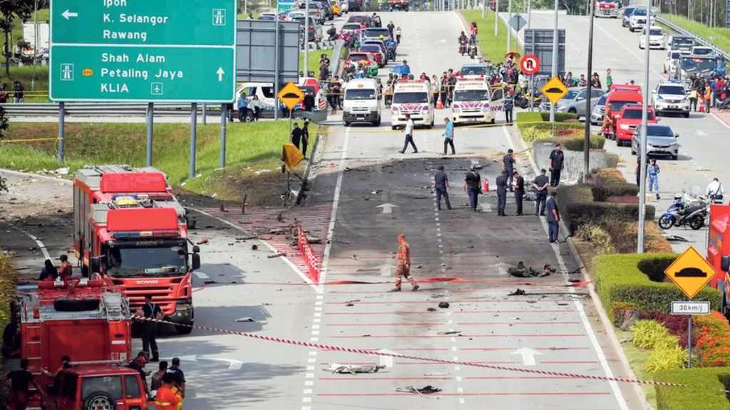 विमान सडकमा ठोक्किँदा दुर्घटना हुँदा १० जनाको मृत्यु