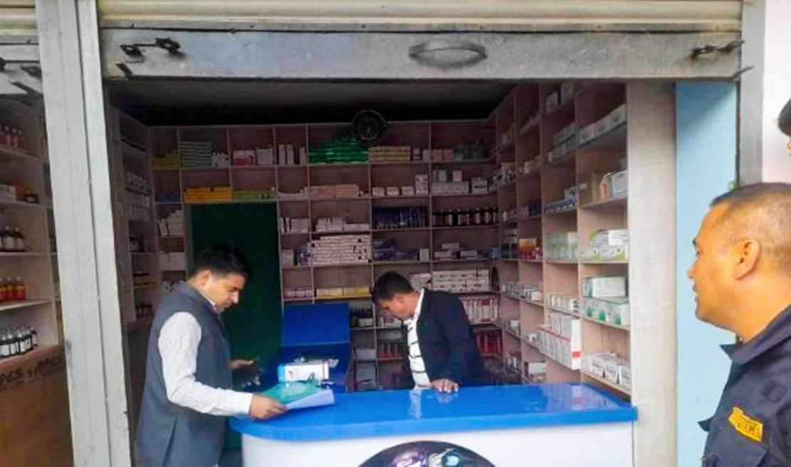 अवैध रुपमा सञ्चालनमा रहेका ३ वटा मेडिकलहरु प्रशासनद्वारा सिल