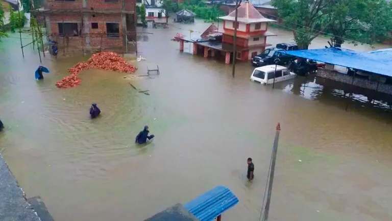 आधा घण्टा लगातार मुसलाधारे पानी परेपछि महोत्तरीको सदरमुकाम जलमग्न