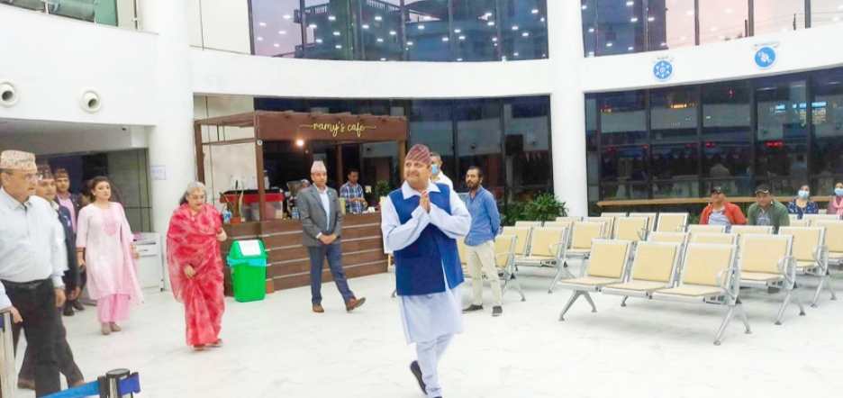 पूर्वयुवराज पारस शाह एकासी अस्पताल भर्ना भेट्न् पुर्व राजपरिवारहरु अस्पतालमा