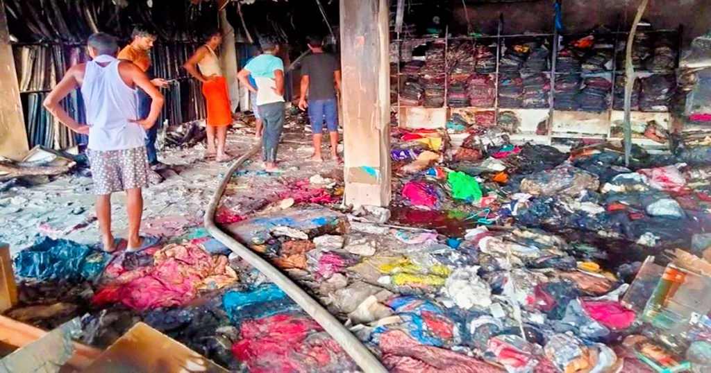 सिरहाको एक कपडा पसलमा आगलागी लाखौं मुल्य बराबरकोे धनमाल जलेर नष्ट