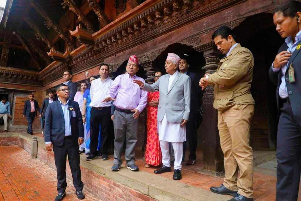 राष्ट्रपति रामचन्द्र पौडेल पाटन दरबारस्थित ऐतिहासिक कृष्ण मन्दिरको दर्शनमा