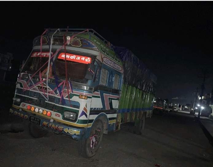 बारा प्रहरीले अबैध सामान ३२ लाखको हार्डवेयर तथा खुद्रा सामानसहित ट्रक पक्राउ
