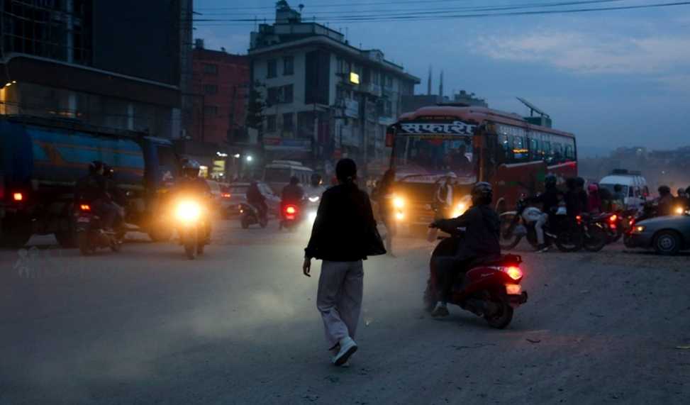 काठमाडौं गोंगबु-सामाखुसीको चक्रपथ घाम लाग्दा धुलो र पानी पर्दा हिलो हुने