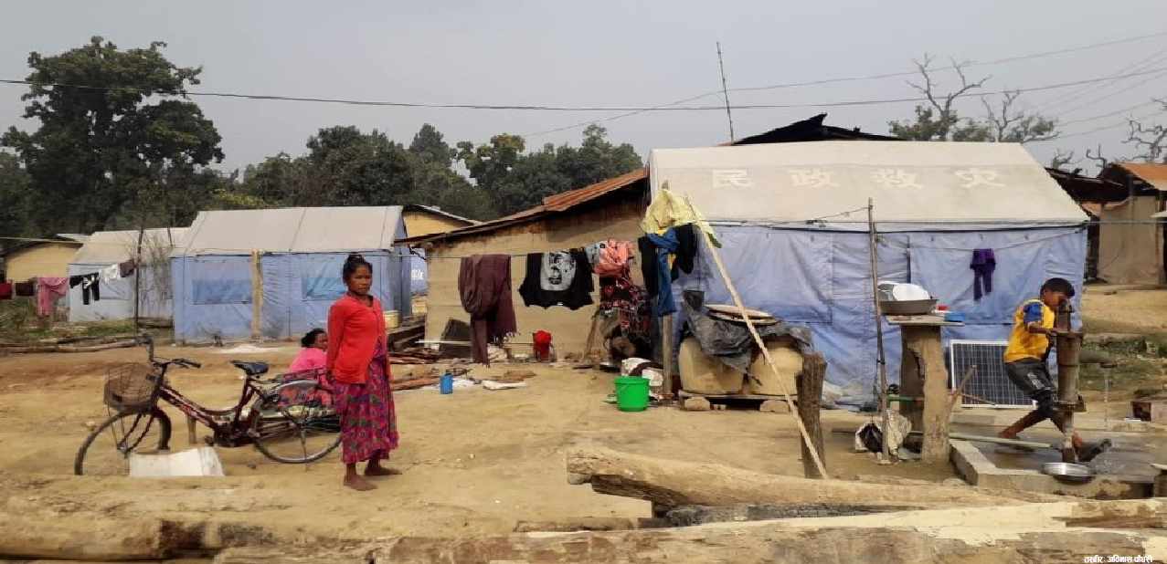 मुक्त कमैया परिवार स्याली नदीको बाढीले जग्गा कटान गर्न थालेपछि विस्थापित हुदै