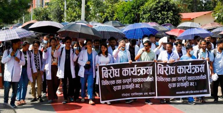 काठमाडौं बानेश्वरमा सुरक्षाको माग गर्दै डाक्टरहरुले गरे प्रदर्शन