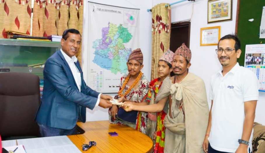 घोराही उपमहानगरपालिकाले राउटे समुदायलाई दशैँ खर्च उपलब्ध गरायो