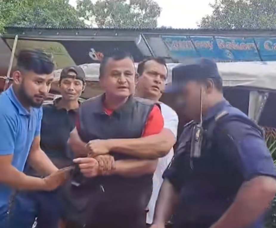 नेपाली कांग्रेसका पूर्व सहमहामन्त्री महेन्द्र यादवमाथि खुकुरी प्रहार एकजना पक्राउ