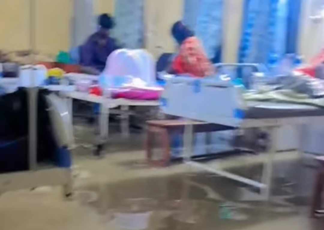 कैलालीको सेती प्रादेशिक अस्पताल भित्र सबै स्थानमा पानी छिरे पछी बिरामीलाई सास्ती