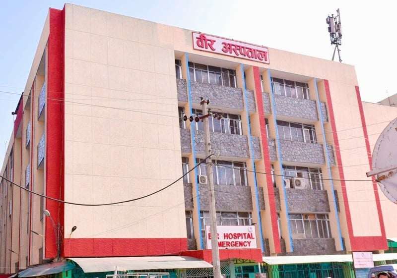 काठमाडौं वीर अस्पतालको छ्तबाट हाम्फालेर एक अज्ञात व्यक्तिले गरे आत्महत्या