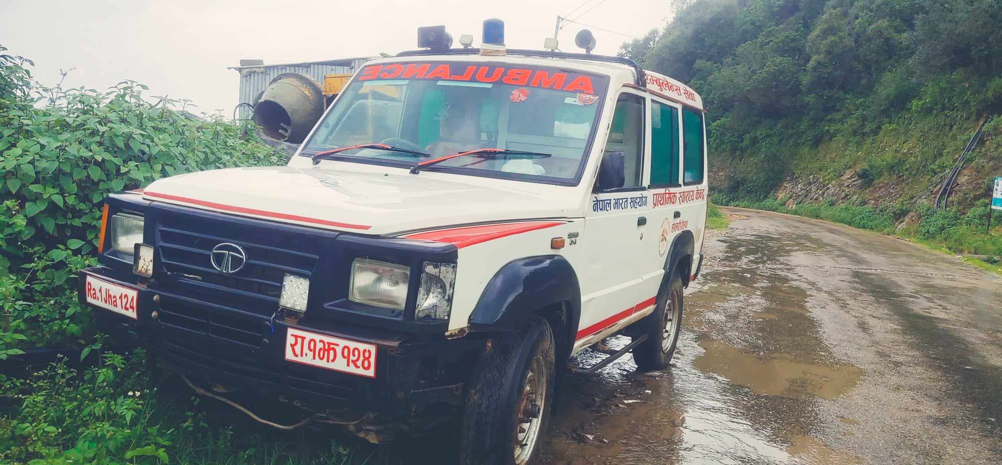 प्राथमिक स्वास्थ्य केन्द्र होलेरीको एम्बुलेन्स महिनौ देखि बेवारिसे सडक झाडीमा अलपत्र