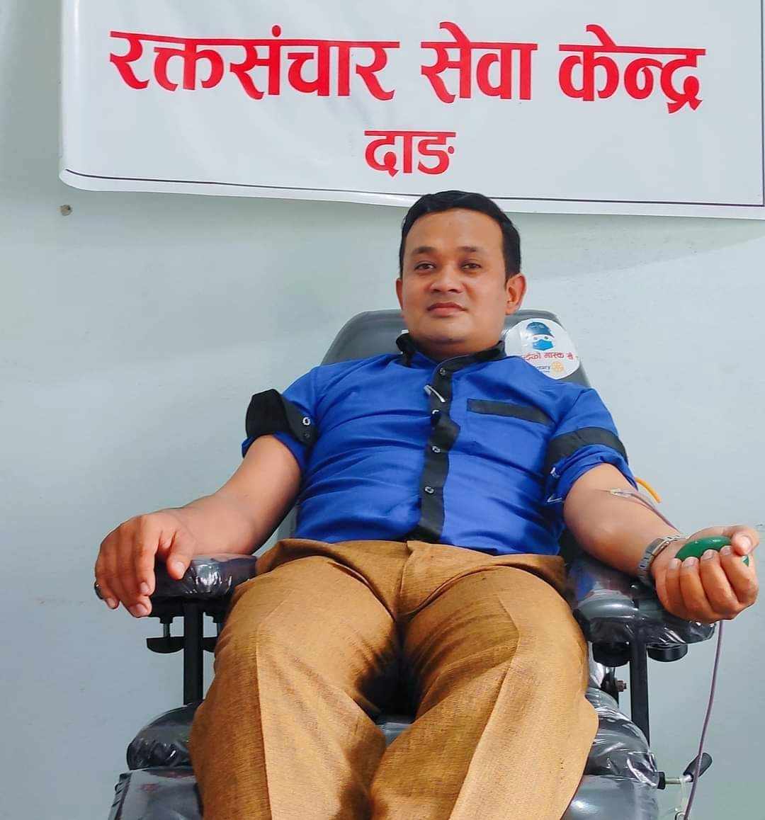 पत्रकार सागर थापाले आफ्नो जन्म दिन रक्तदान गरेर मनाए रगतले अरुको ज्यान बाच्छ भने ठुलो धर्म हो