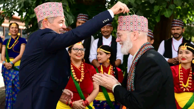 चितवनमा विदेशी पर्यटकहरुले लगाए दसैँको टीका