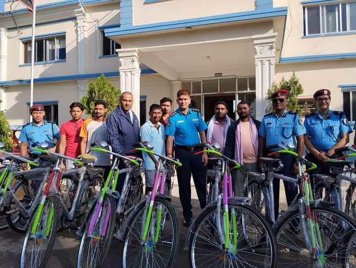 बारा प्रहरीले चाडपर्वलाई मध्यनजर गर्दै साइकल बजार गाउँ टोलमा गस्ती सुरु
