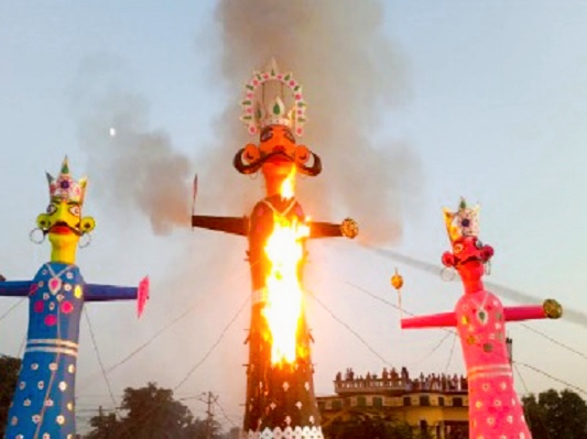 मंगलबार नेपालगन्जको रामलिला मैदानमा बेलुका रावणको पुत्ला दहन वध गरिँदै