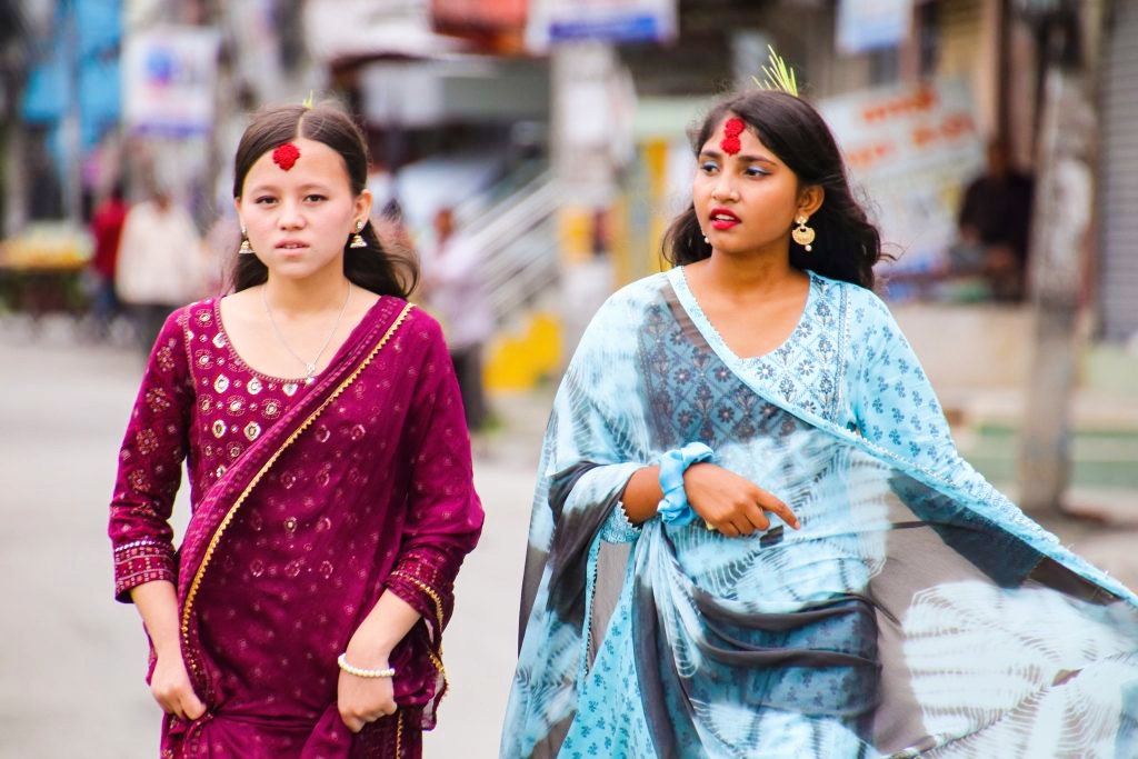 काठमाडौँको सडकमा आफन्तहरुकोमा टीका लगाउन जाने सर्वसाधारणहरुको चहलपहल