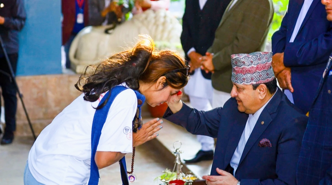 पूर्वराजा ज्ञानेन्द्र शाहले विजयादशमीका दिन सर्वसाधारणलाई टीका लगाए