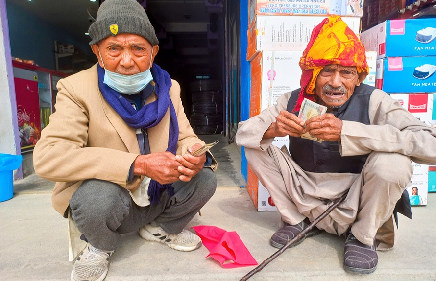 चितवनको एक गाउँपालिकाले घरघरमै पुगेर लाभग्राहीलाई सामाजिक सुरक्षा भत्ता वितरण
