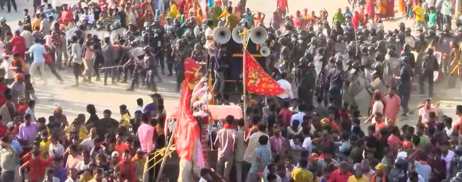 सर्लाहीमा दुर्गा पूजाको मूर्ति सेलाउन जाने क्रममा स्थानीय र प्रहरी बीच झडप २ प्रहरी घाइते