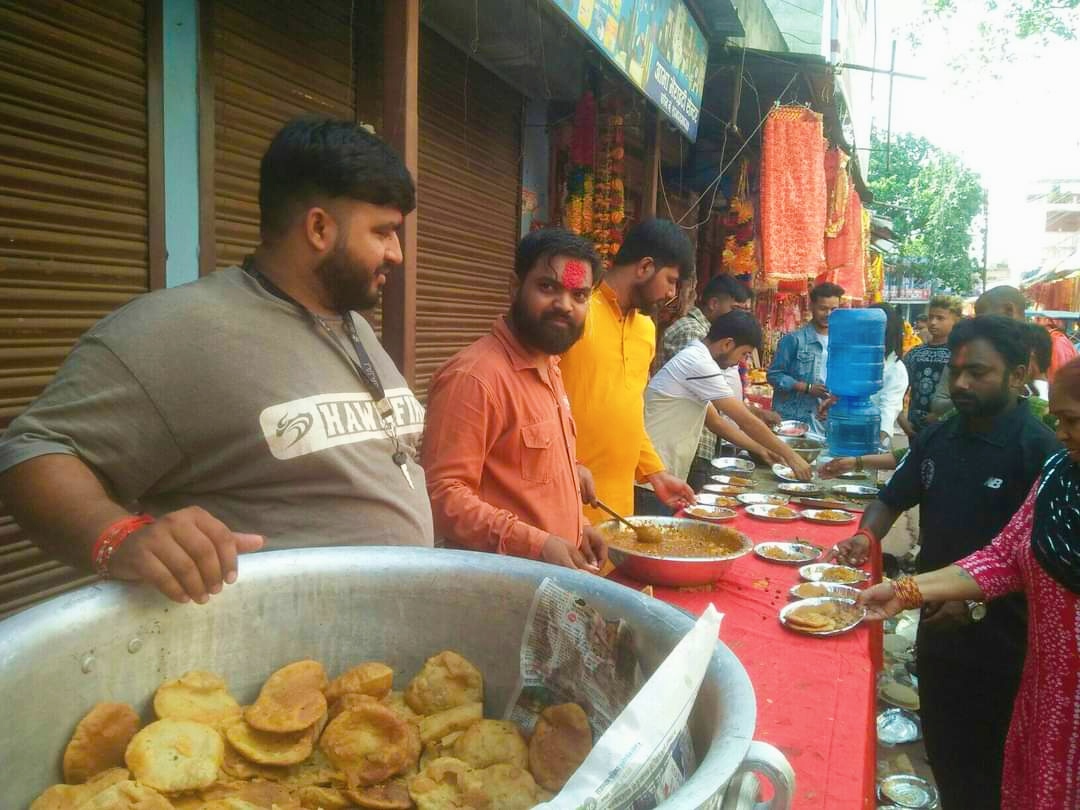 बाँकेमा भक्तजनलाई प्रसाद वितरण
