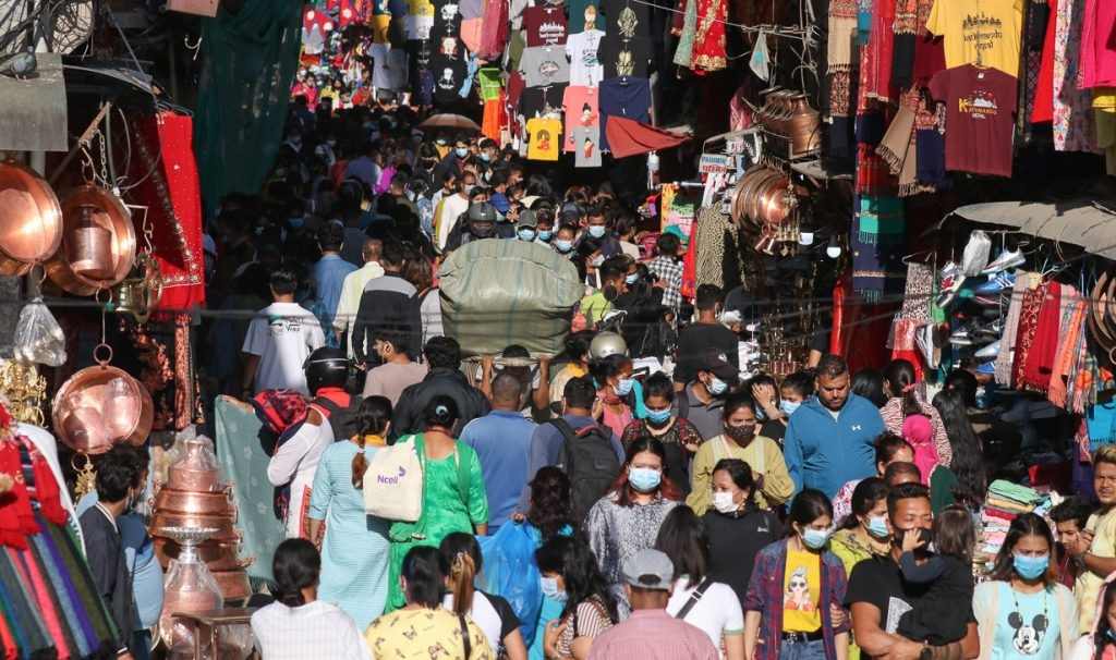 दसैं नजिकिएसँगै न्युरोड-असन बजारमा किनमेल गर्नेहरुको घुइँचो धेरै