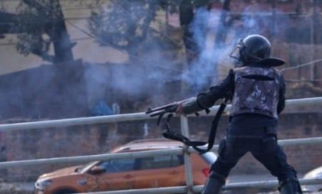 काठमाडौं बौद्धमा अपराध अनुसन्धान प्रहरी टोलीले गोली चलाउदा १ जना घाइते