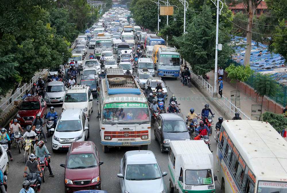 यात्रुवाहक सवारी साधनलाई पहिलो प्राथमिकता मालवाहक सावरीसाधन नचल्ने