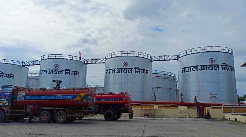 भन्सार छली ओभरलोड’ पेट्रोलियम पदार्थ बोकेको ट्याङ्करलाई कार्वाही