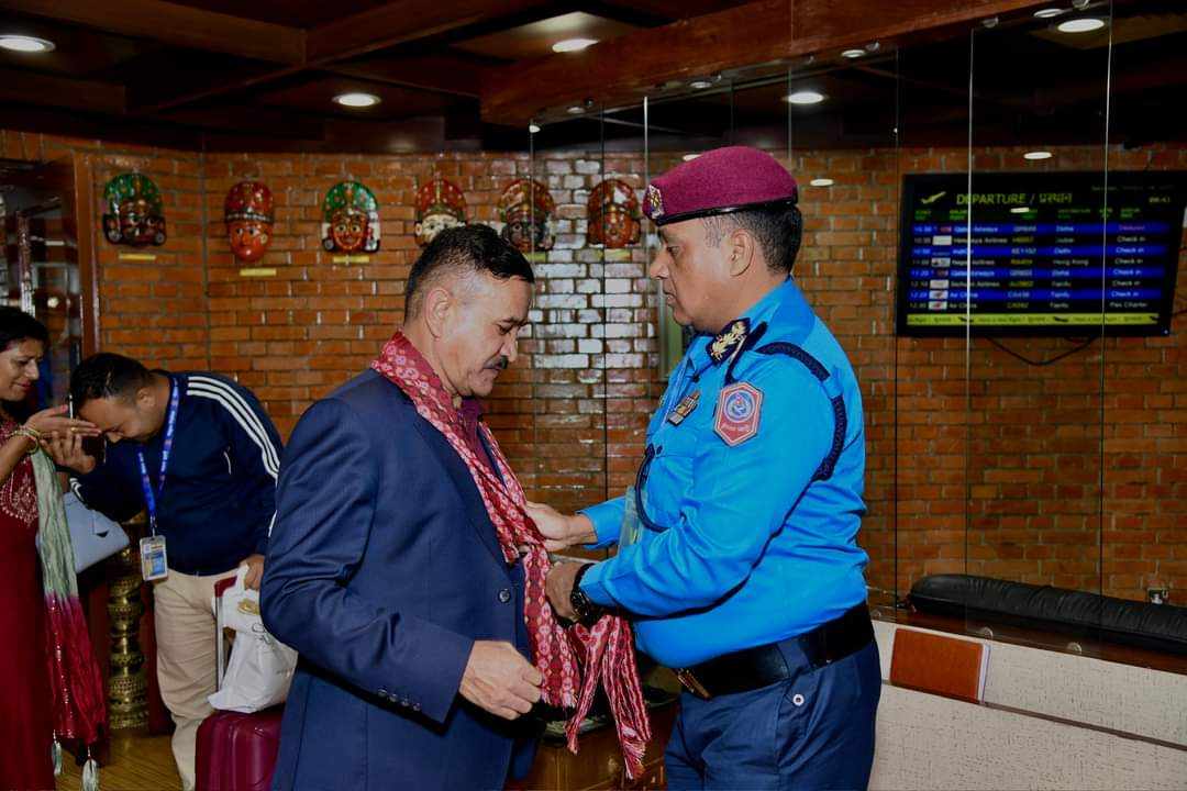 नेपाल प्रहरीका आईजिपी बसन्तबहादुर कुँवर लण्डनबाट नेपाल फर्किए