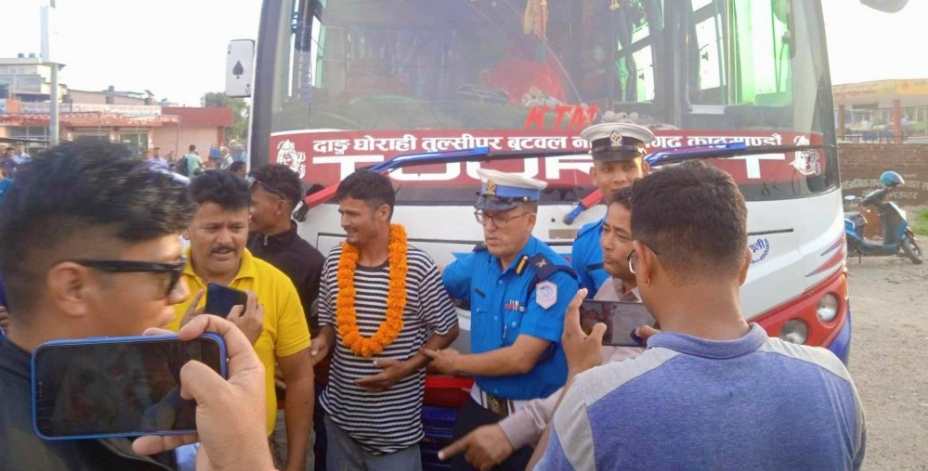 दाङ ट्राफिक प्रमुख मल्लले लामो दुरीका बस चालकलाई फुलमालासहित बिदाई गरे