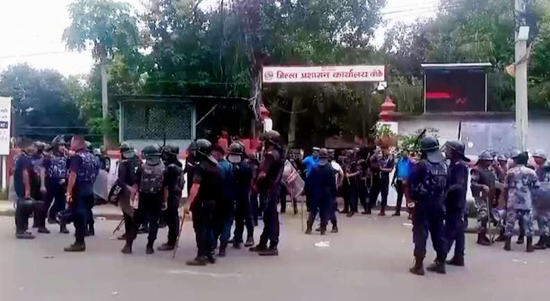 नेपालगन्जमा प्रशासनले मंगलबारदेखि लगाएको कर्फ्यू आंशिक रुपमा हटाउदै