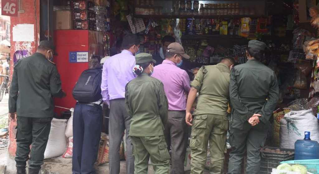 बाँकेको कोहलपुरमा ३ वटा पसलमा म्याद गुज्रिएको समानहरु फेला २० हजार जरिवाना