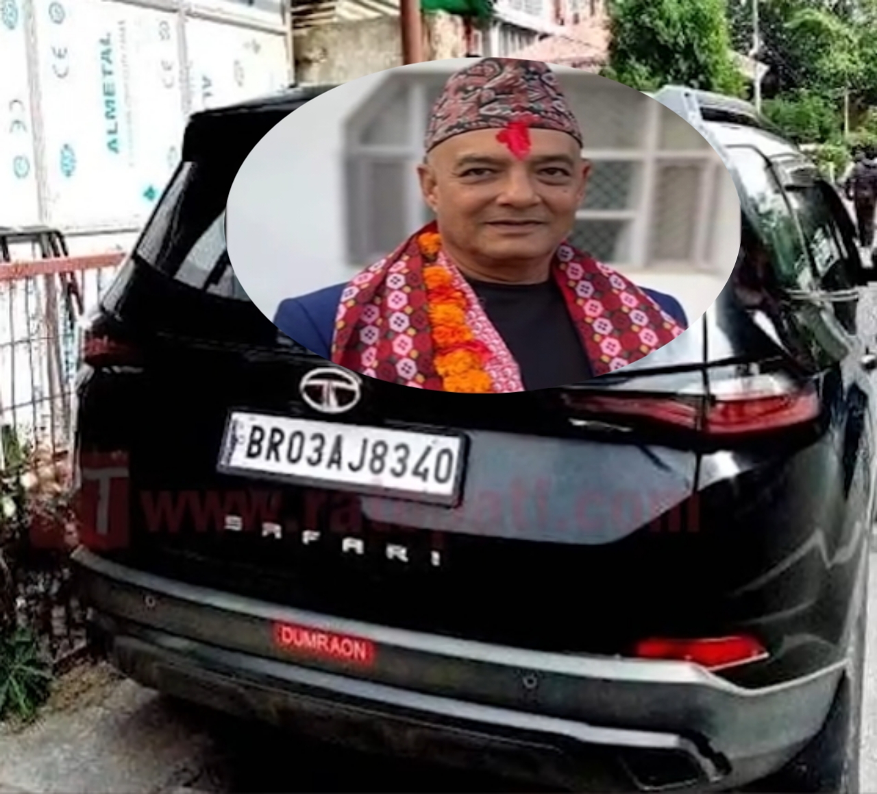 भारतीय नम्बर प्लेटको गाडीमा   महामन्त्री डा धवलशमशेर राणा   सिंहदरबार पसेपछि.